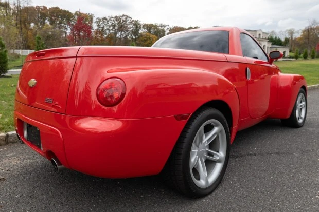 2005 Chevrolet SSR - Image 2 of 7