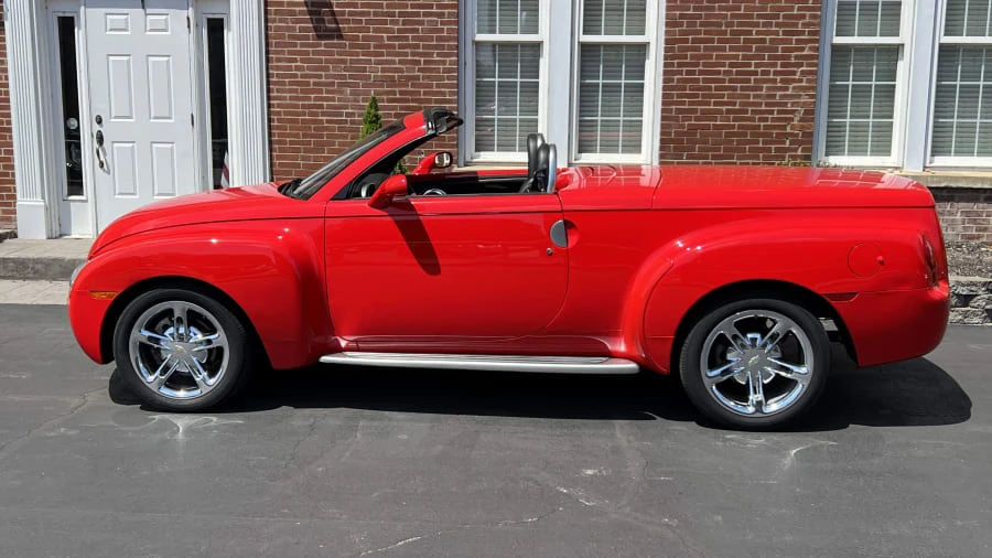 2005 Chevrolet SSR - Image 2 of 11