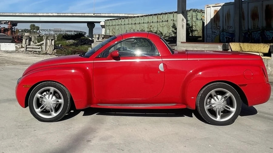 2005 Chevrolet SSR - Image 2 of 15