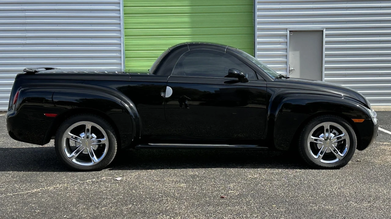 2005 Chevrolet SSR - Image 2 of 28