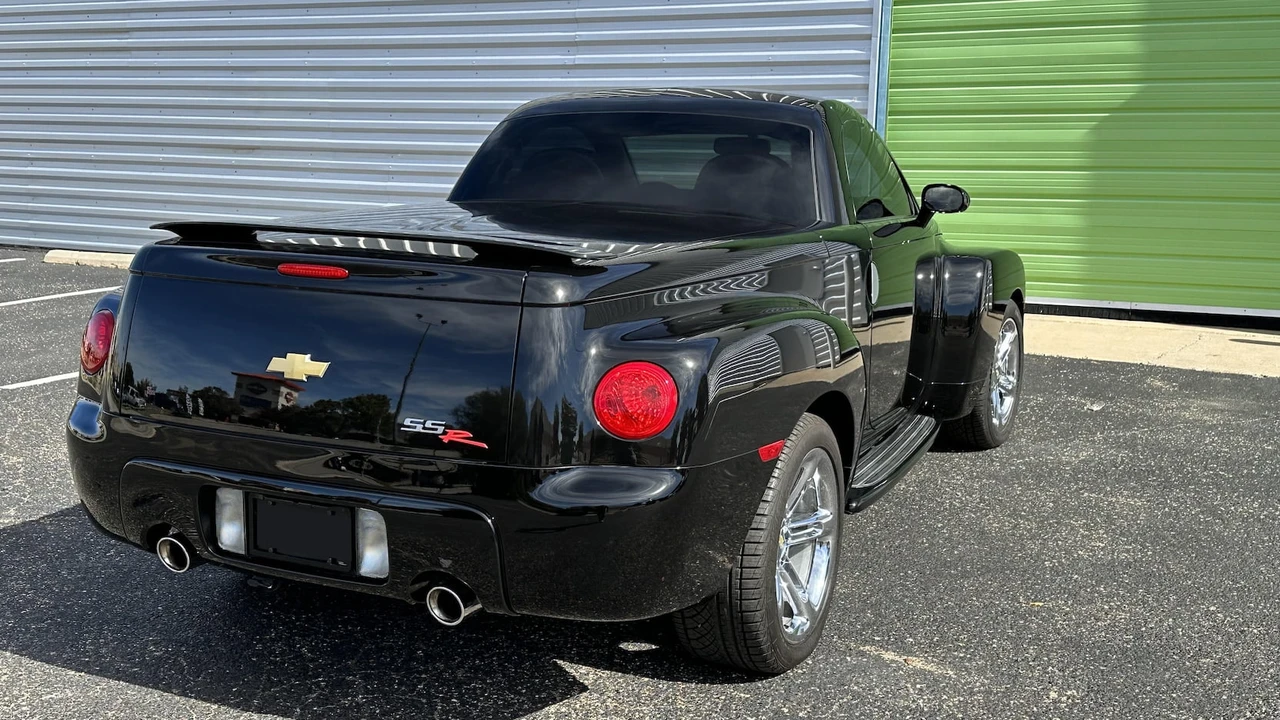 2005 Chevrolet SSR - Image 3 of 28