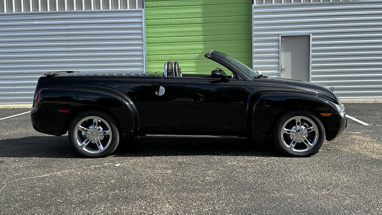 2005 Chevrolet SSR - Image 27 of 28