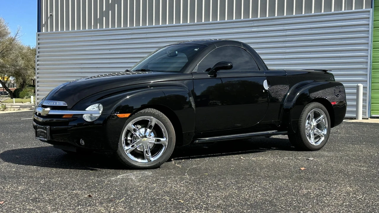 2005 Chevrolet SSR - Image 25 of 28