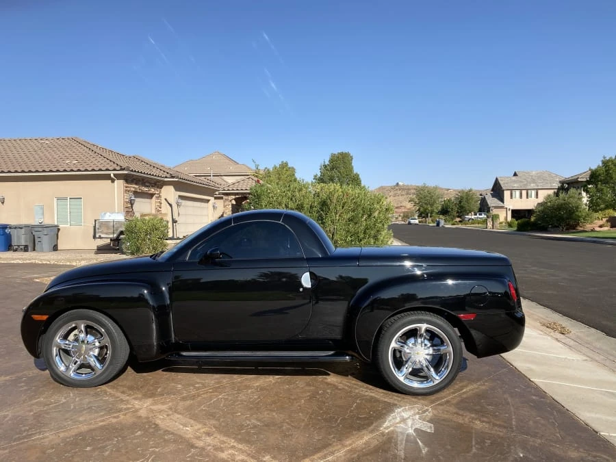 2005 Chevrolet SSR - Image 2 of 8