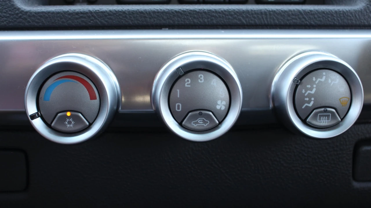 2005 Chevrolet SSR - Image 9 of 28