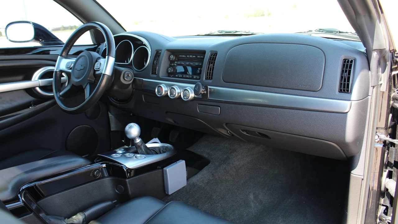 2005 Chevrolet SSR - Image 15 of 28