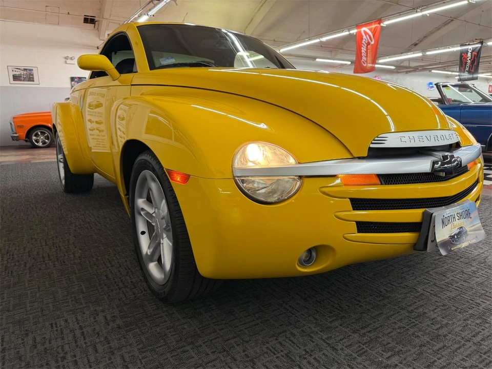 2005 Chevrolet SSR - Image 8 of 31