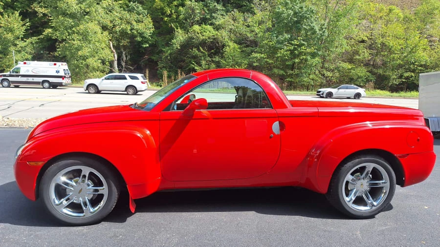 2005 Chevrolet SSR - Image 2 of 15
