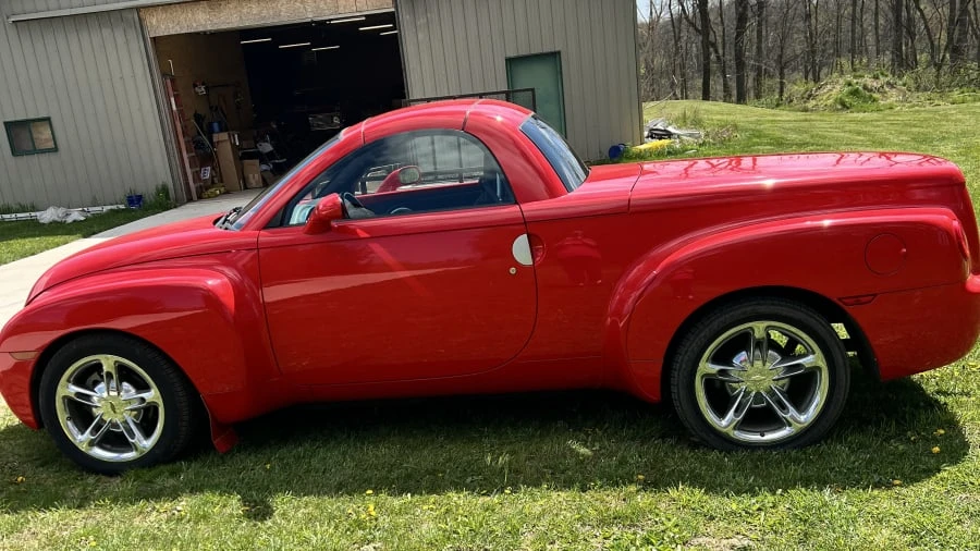 2005 Chevrolet SSR - Image 2 of 10