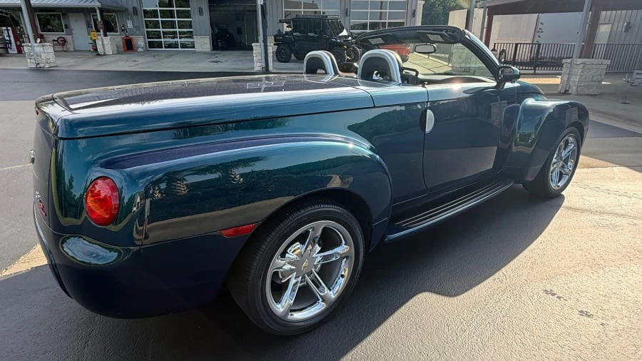 2005 Chevrolet SSR - Image 2 of 16
