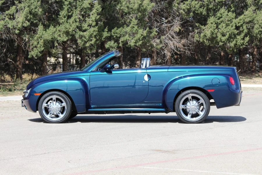 2005 Chevrolet SSR - Image 2 of 31