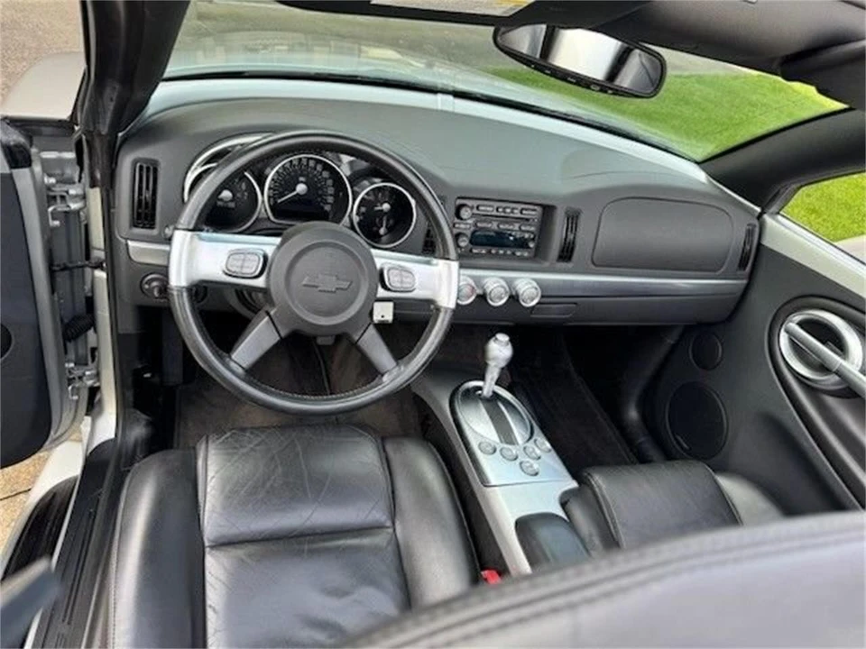 2005 Chevrolet SSR - Image 2 of 26