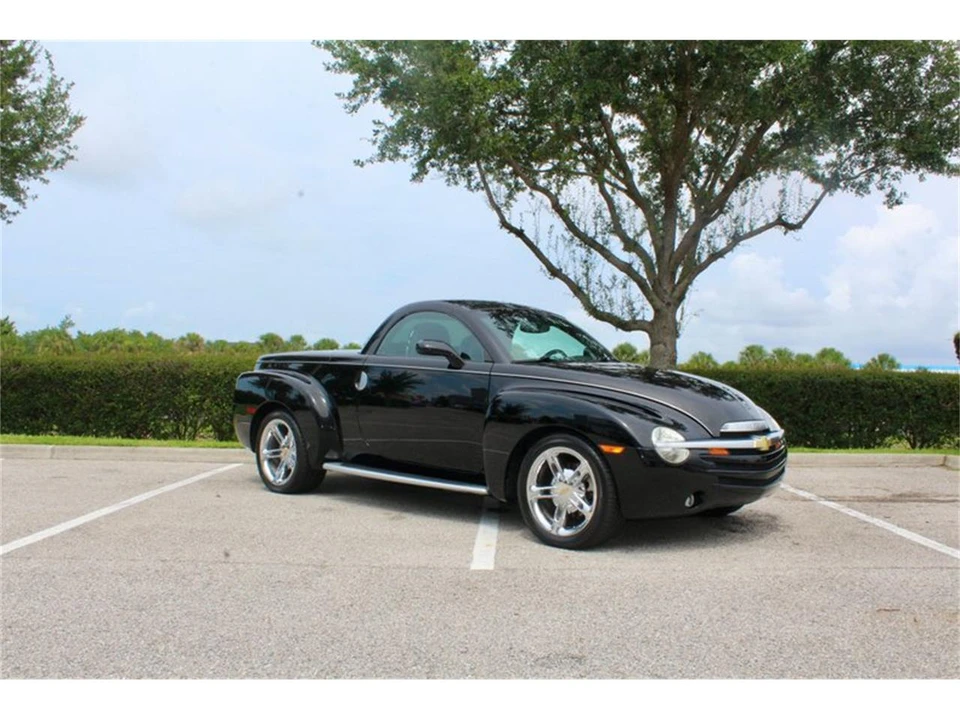 2005 Chevrolet SSR - Image 2 of 31