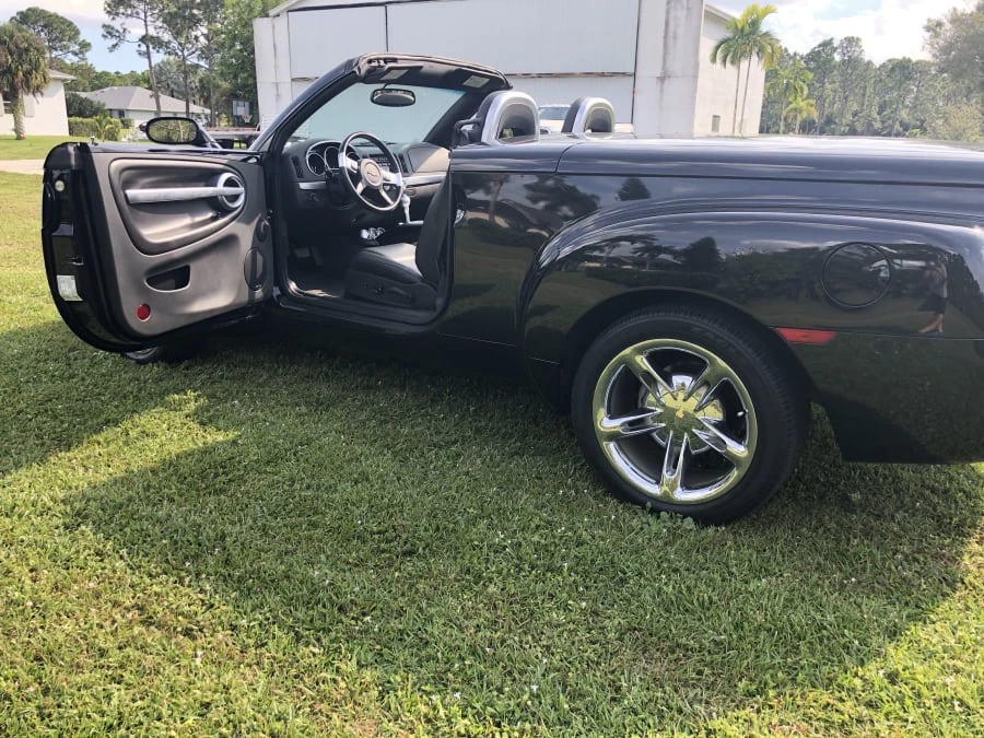 2005 Chevrolet SSR - Image 9 of 12