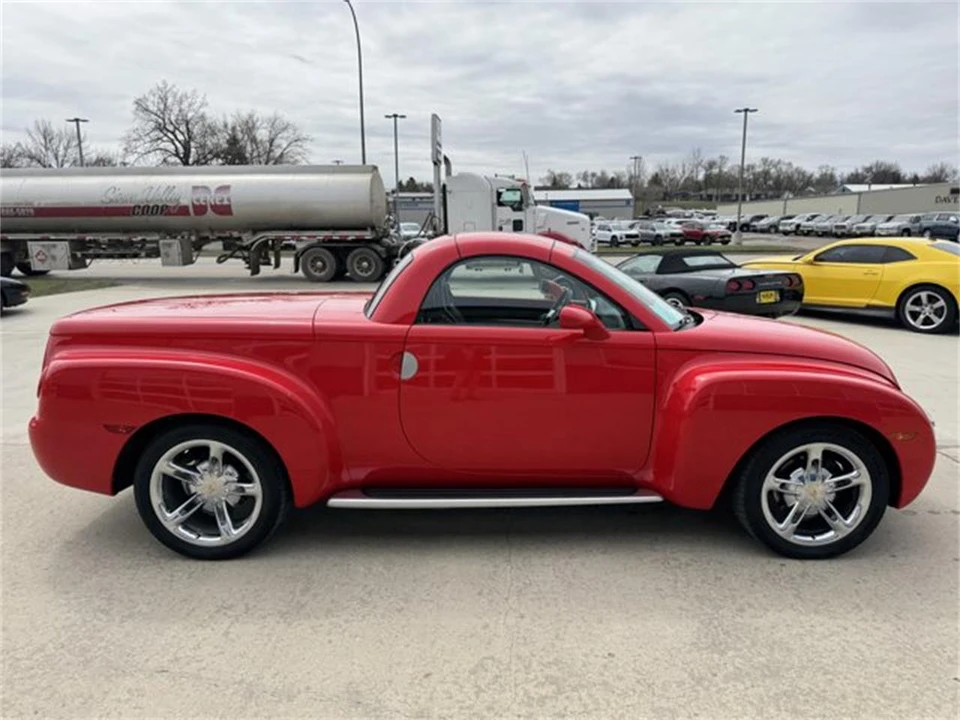 2005 Chevrolet SSR - Image 9 of 31