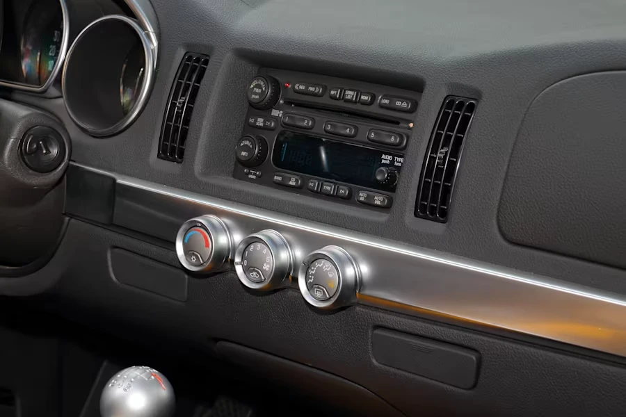 2005 Chevrolet SSR - Image 16 of 27