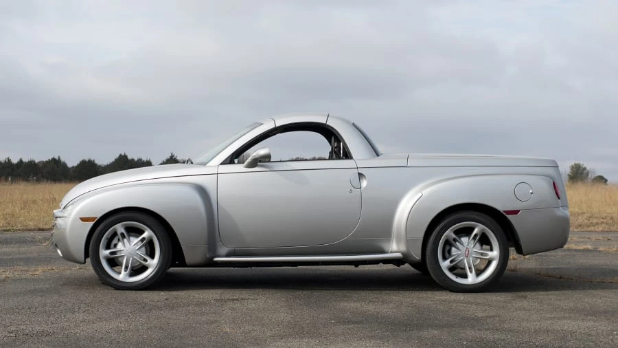 2005 Chevrolet SSR - Image 2 of 12