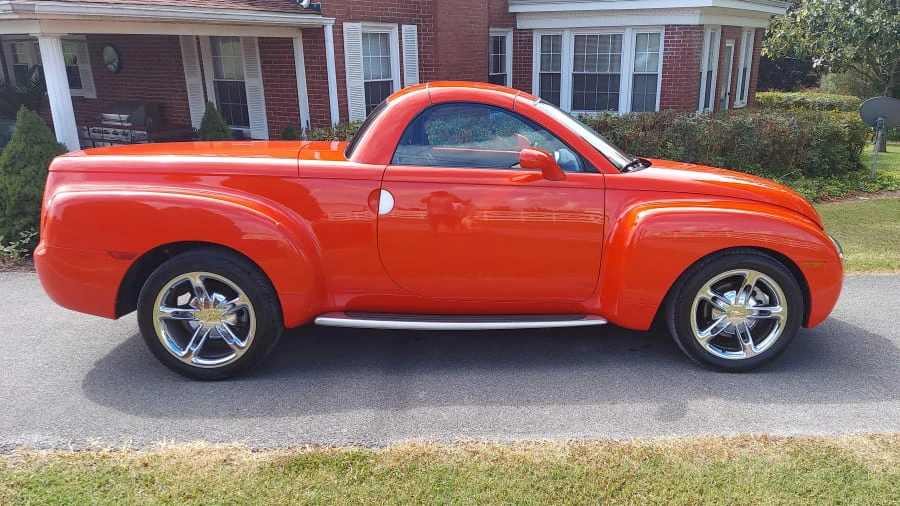 2005 Chevrolet SSR - Image 2 of 5