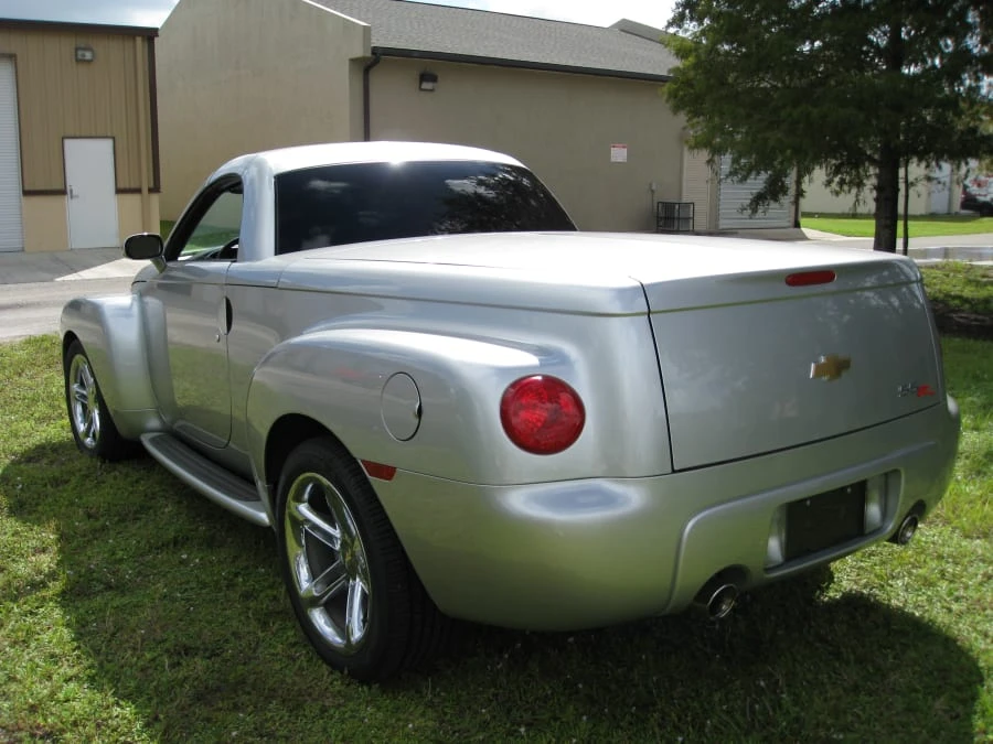 2005 Chevrolet SSR - Image 2 of 5
