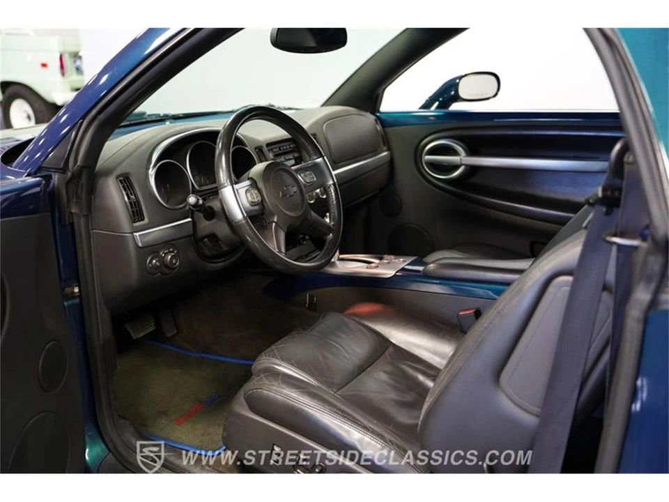 2005 Chevrolet SSR - Image 2 of 31