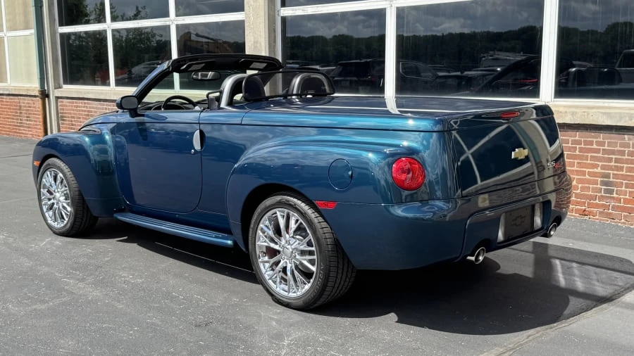 2005 Chevrolet SSR - Image 3 of 15