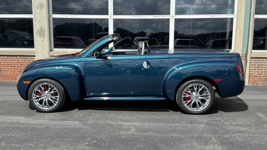 2005 Chevrolet SSR - Image 2 of 15