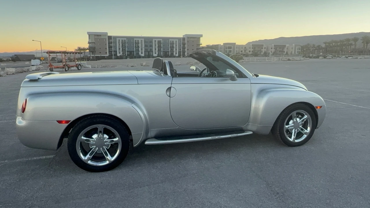 2005 Chevrolet SSR - Image 16 of 31