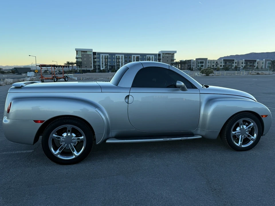 2005 Chevrolet SSR - Image 11 of 31