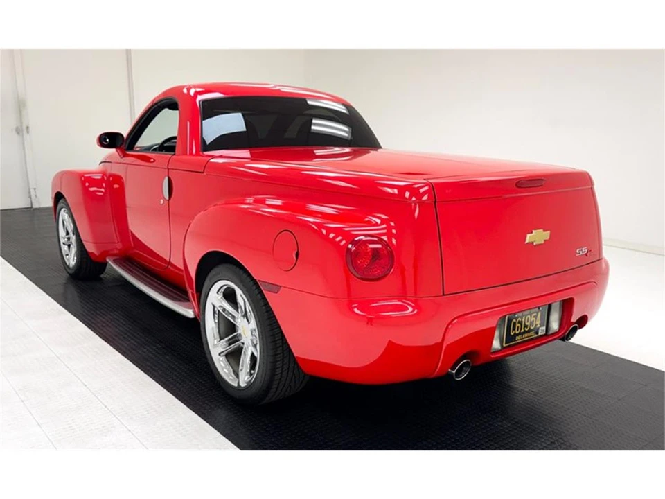2005 Chevrolet SSR - Image 7 of 31