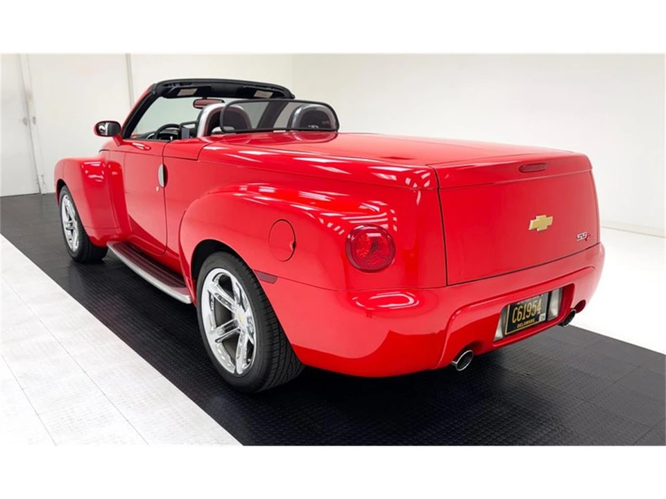 2005 Chevrolet SSR - Image 9 of 31