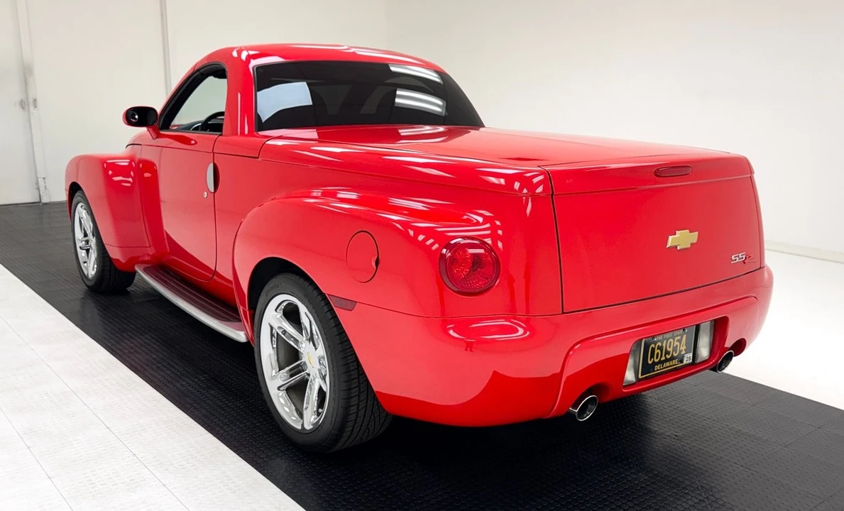 2005 Chevrolet SSR - Image 3 of 31