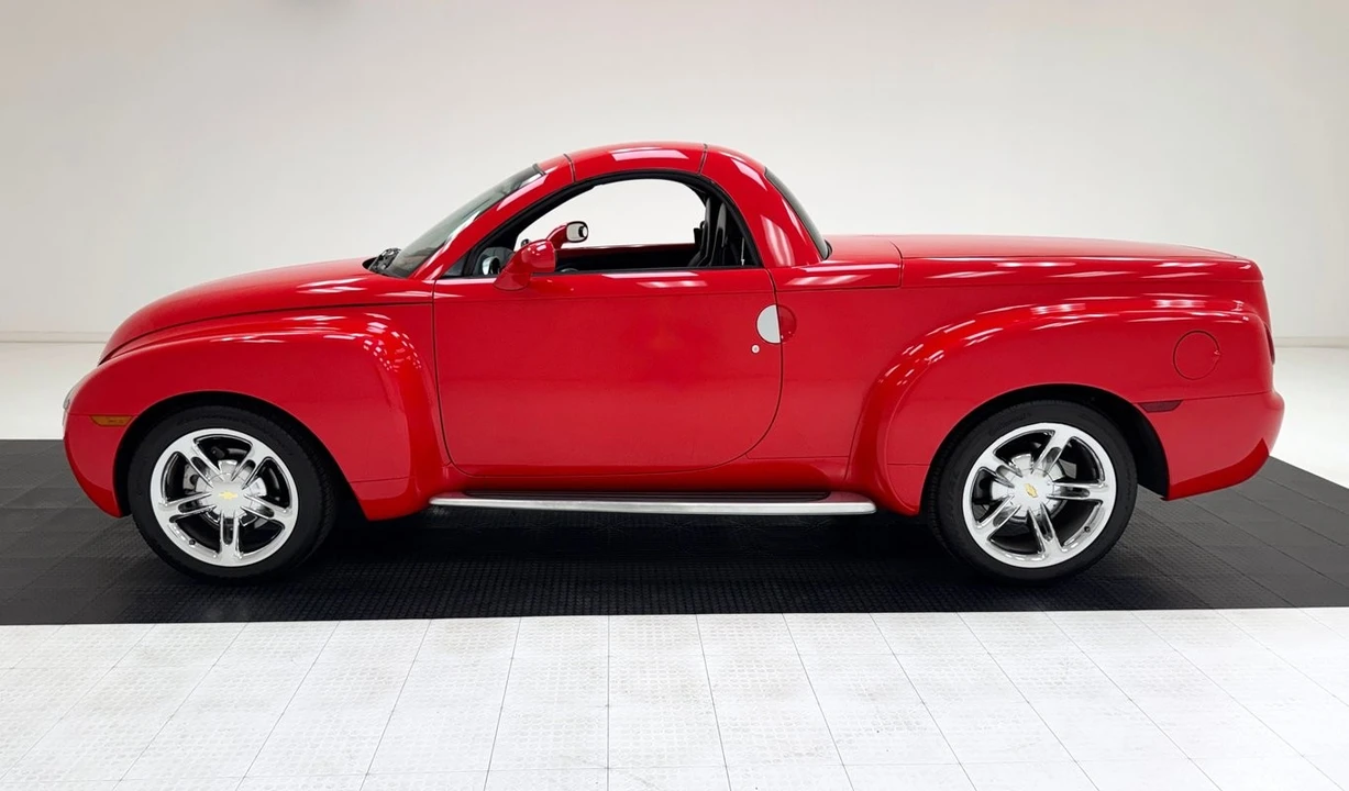 2005 Chevrolet SSR - Image 2 of 31