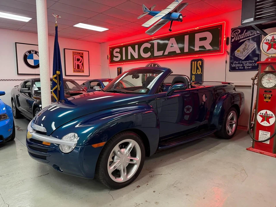 2005 Chevrolet SSR - Image 3 of 31
