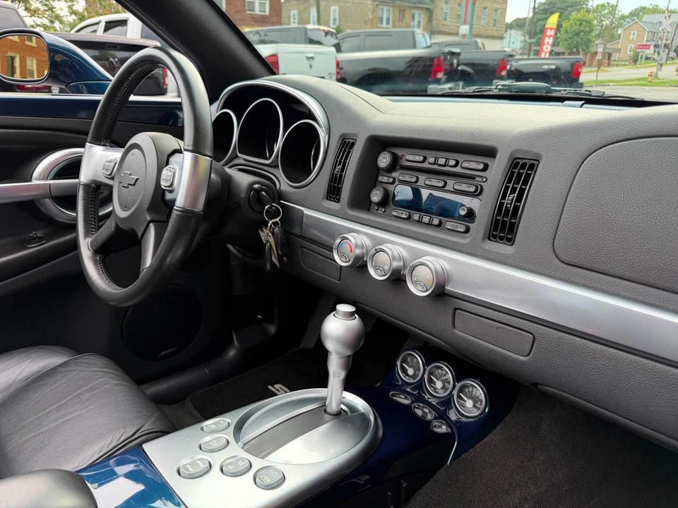 2005 Chevrolet SSR - Image 28 of 31