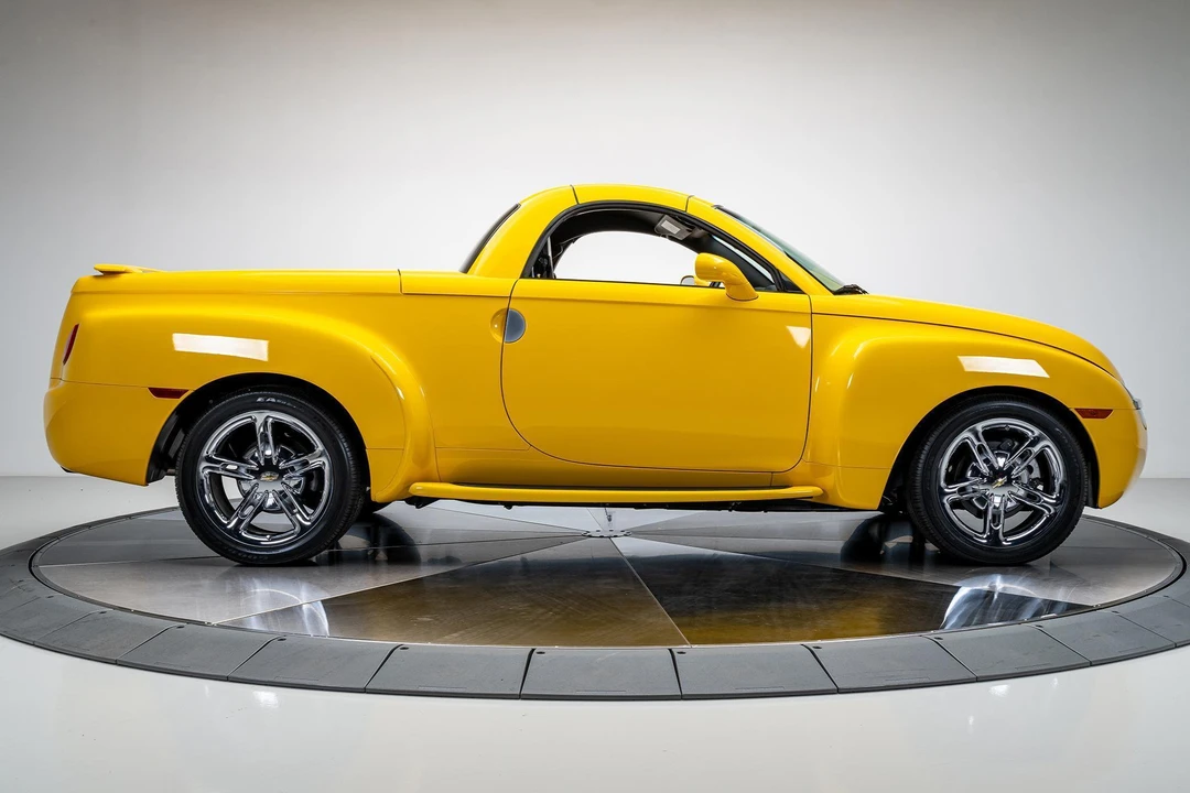 2005 Chevrolet SSR - Image 3 of 31