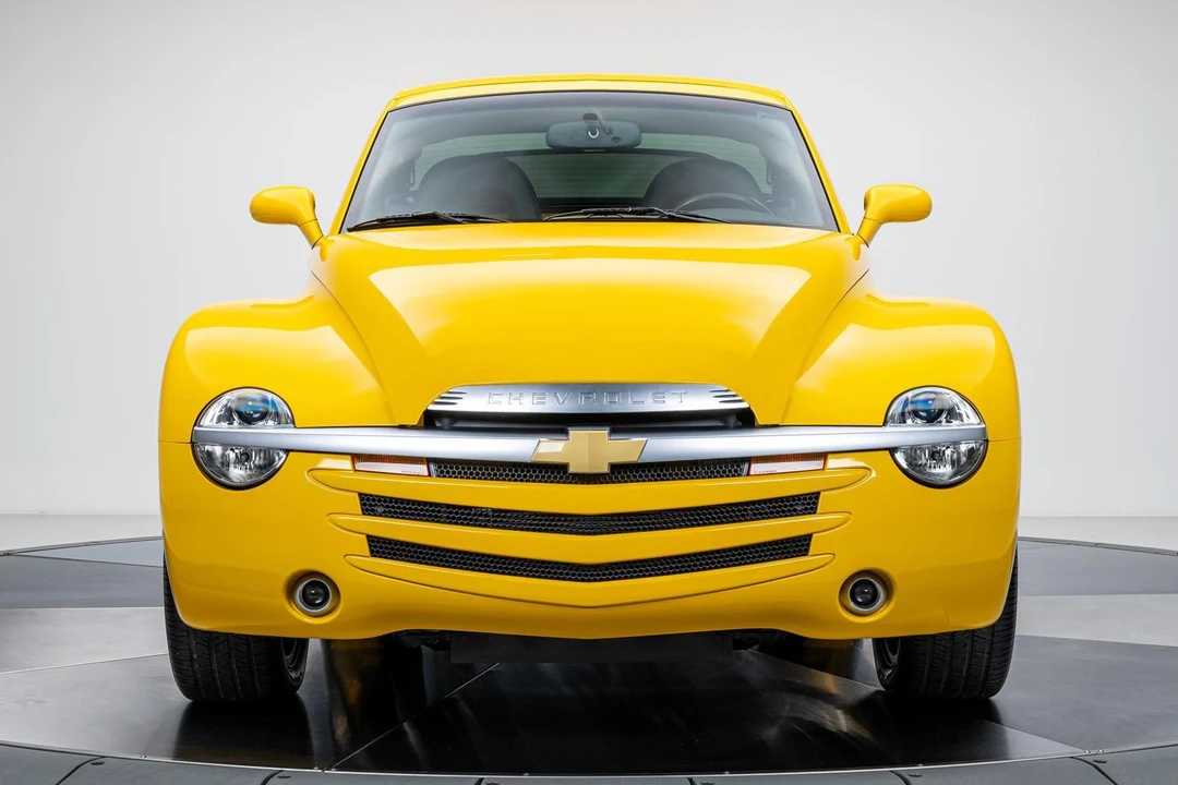2005 Chevrolet SSR - Image 2 of 31