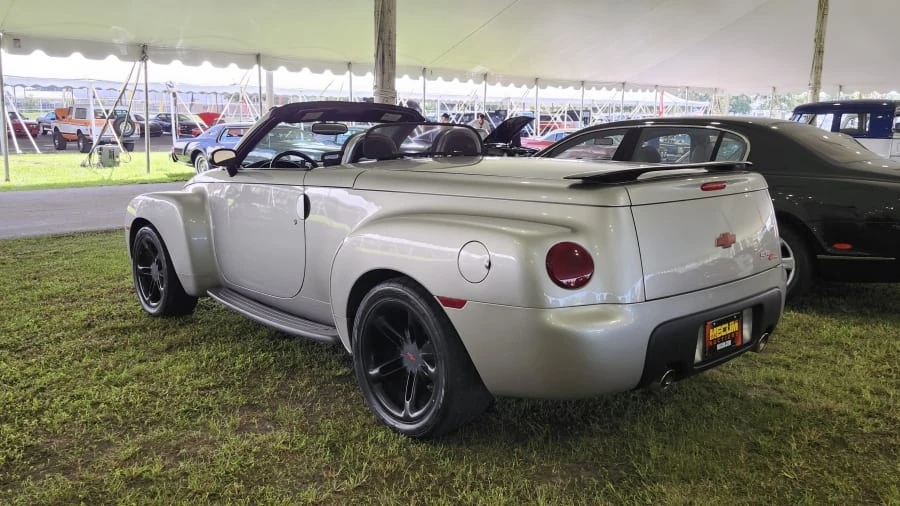 2005 Chevrolet SSR - Image 2 of 6