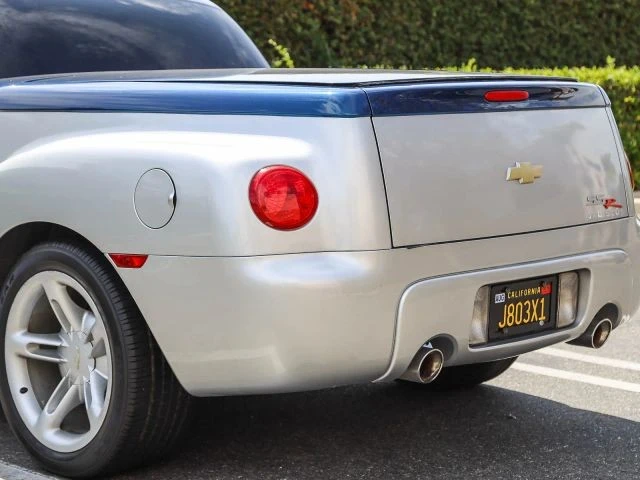 2005 Chevrolet SSR - Image 9 of 31