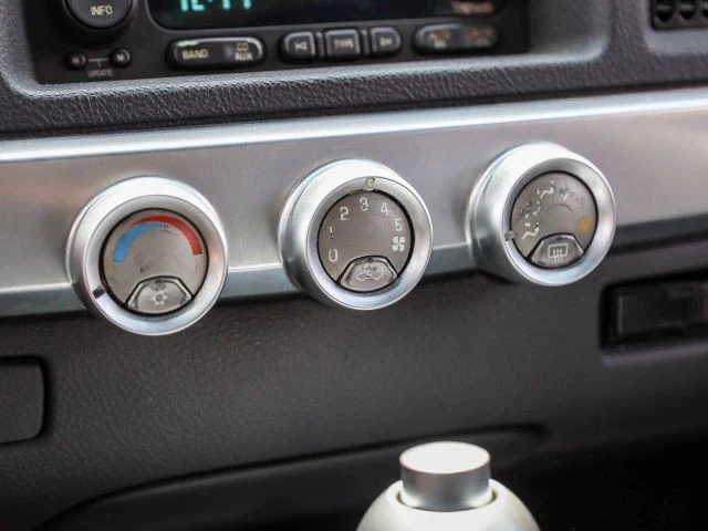 2005 Chevrolet SSR - Image 26 of 31