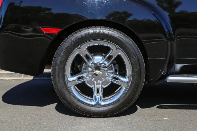 2005 Chevrolet SSR - Image 13 of 21