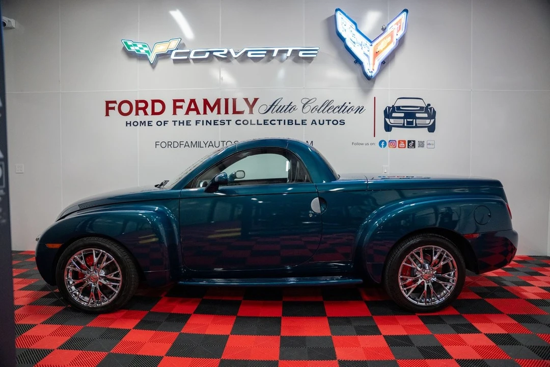 2005 Chevrolet SSR - Image 2 of 21