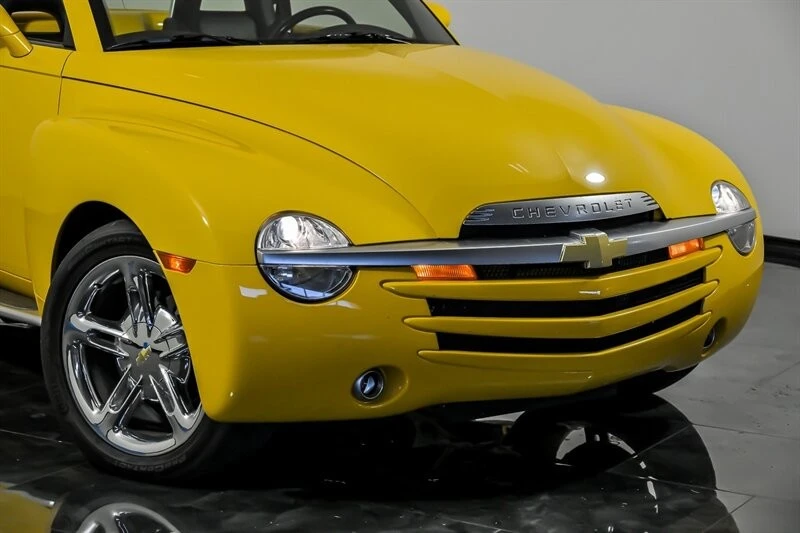 2005 Chevrolet SSR - Image 2 of 31