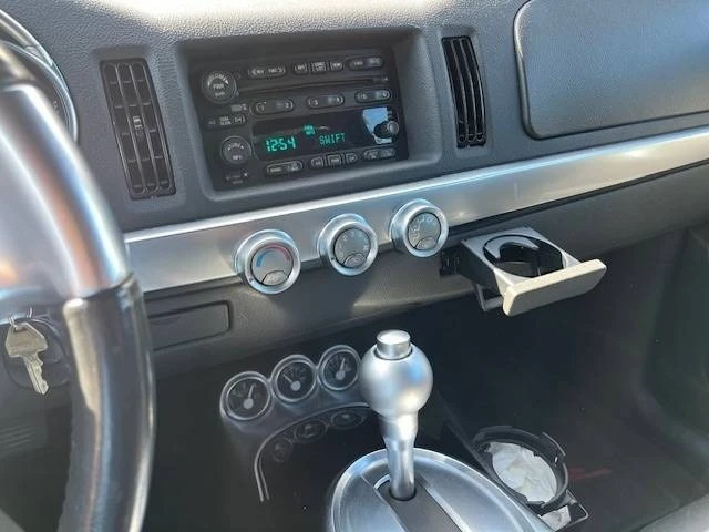 2005 Chevrolet SSR - Image 9 of 12