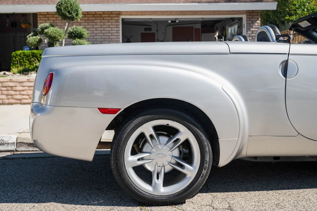 2005 Chevrolet SSR - Image 10 of 12