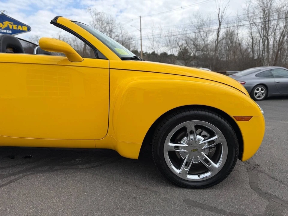 2005 Chevrolet SSR - Image 11 of 21