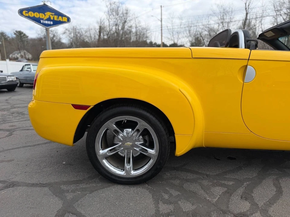 2005 Chevrolet SSR - Image 12 of 21