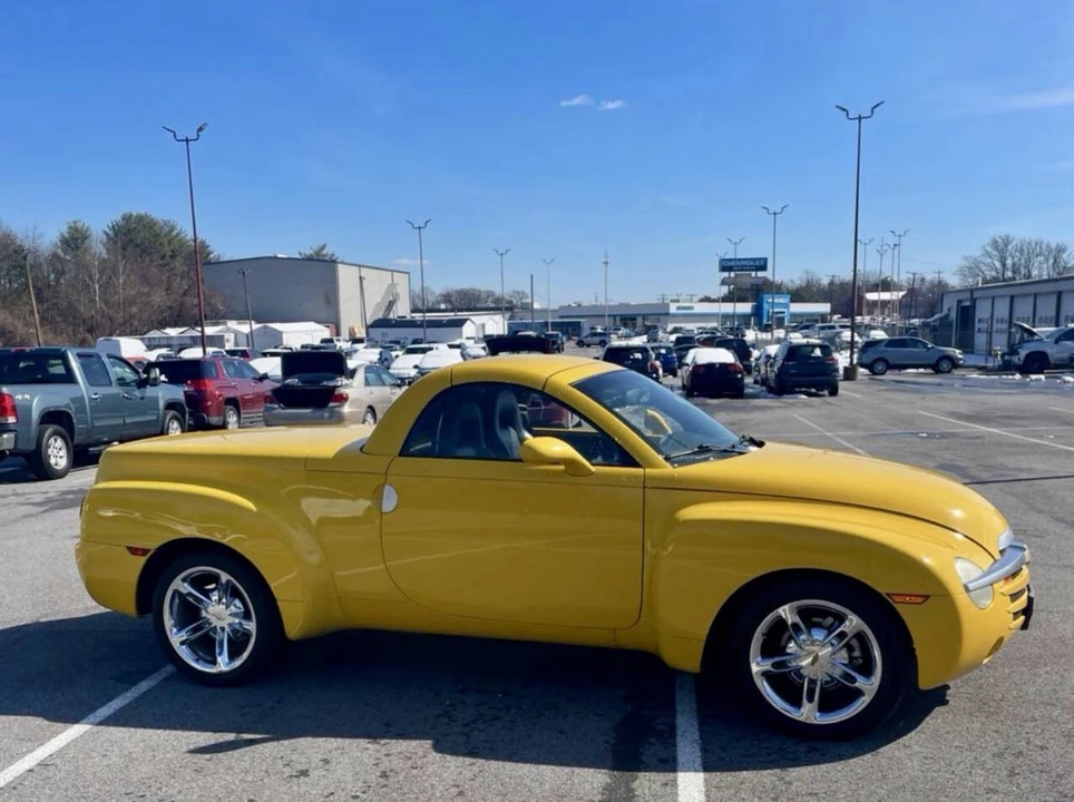 2005 Chevrolet SSR - Image 2 of 10