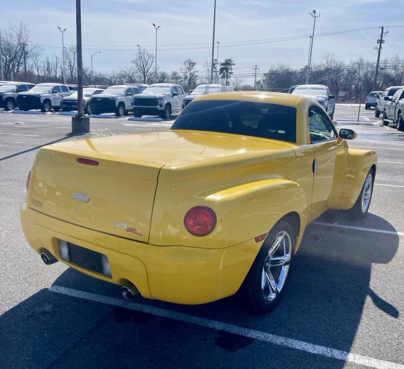 2005 Chevrolet SSR - Image 7 of 10