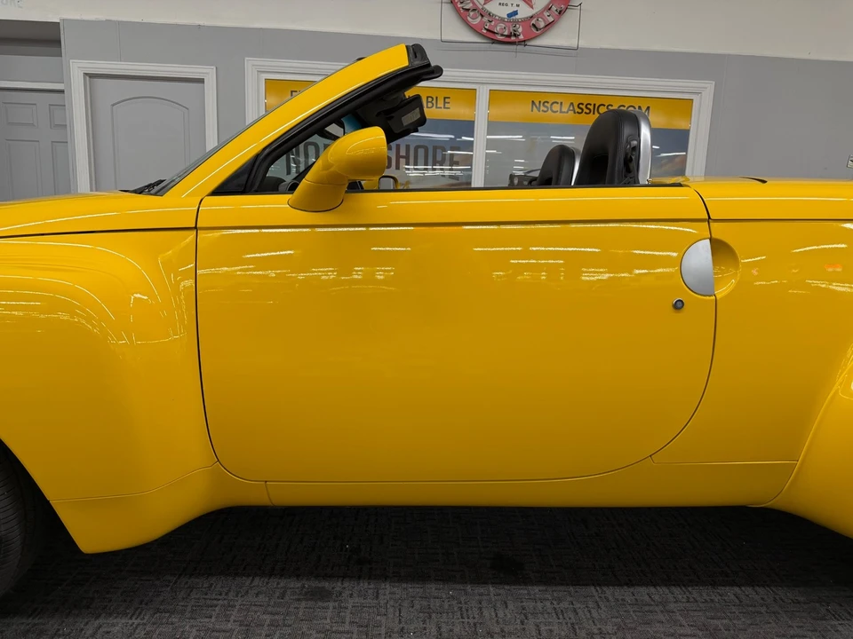 2005 Chevrolet SSR - Image 24 of 31