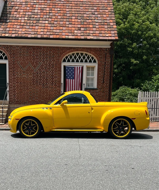 2005 Chevrolet SSR - Image 2 of 31